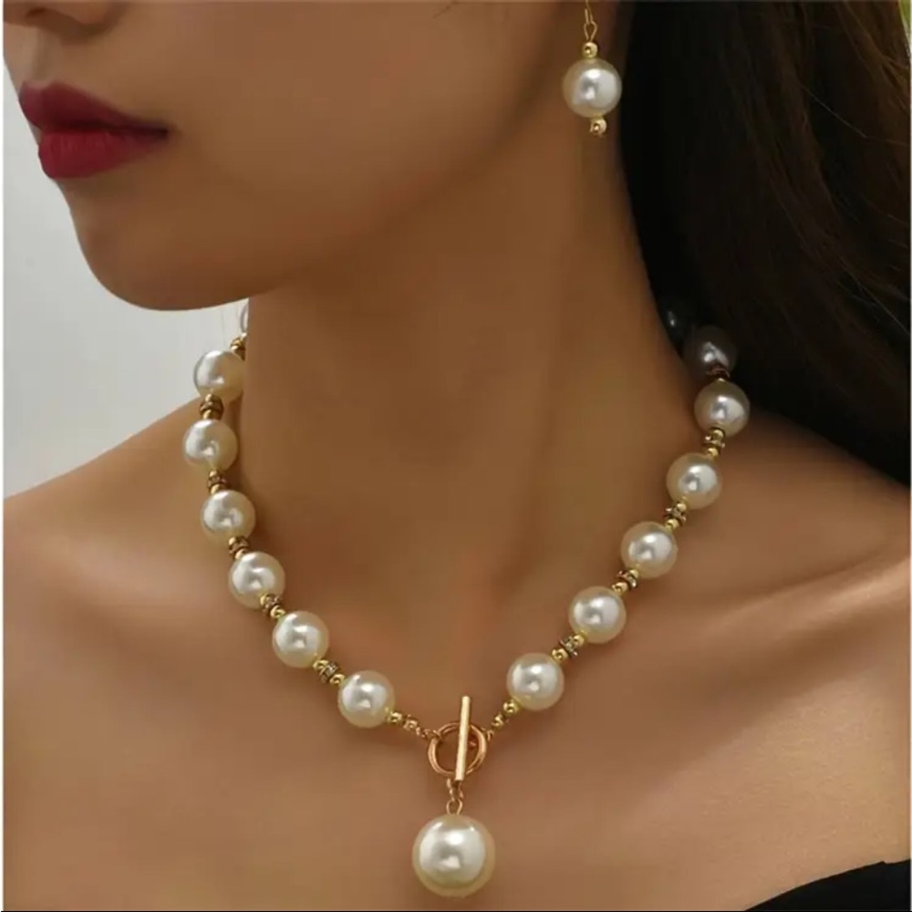 Elegant Gold and Pearl Necklace and Earring Set